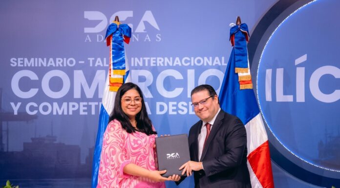 Soraya Valdivieso, titular de la Autoridad Nacional de Aduanas (ANA) de Panamá y Eduardo Sanz Lovatón, director general de Aduanas.