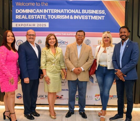 Durante la reciente exitosa “ExpoFeria Dominicana de Negocios & Bienes Raíces”, posan desde izq., Tania Rubirosa, gerente, Seguro Nacional de Salud en Miami, Richard Montilla, director, Instituto Dominicanos en el Exterior (Index Miami), Dra. Geanilda Vásquez, Cónsul General de la Republica Dominicana en Miami, Pedro Diaz Ballester, presidente Cámara Dominicana Intl. de Negocios & Turismo, Dra. Soraya Aguasvivas, vicepresidenta, Cámara Dominicana Intl. de Negocios & Turismo, e Ing. Mario J. Bonilla, vicepresidente, Asociación Promotores y Constructores de Viviendas del Cibao (APROCOVICI), celebrada en el AC Hotel Dadeland Mall.