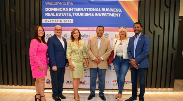 Durante la reciente exitosa “ExpoFeria Dominicana de Negocios & Bienes Raíces”, posan desde izq., Tania Rubirosa, gerente, Seguro Nacional de Salud en Miami, Richard Montilla, director, Instituto Dominicanos en el Exterior (Index Miami), Dra. Geanilda Vásquez, Cónsul General de la Republica Dominicana en Miami, Pedro Diaz Ballester, presidente Cámara Dominicana Intl. de Negocios & Turismo, Dra. Soraya Aguasvivas, vicepresidenta, Cámara Dominicana Intl. de Negocios & Turismo, e Ing. Mario J. Bonilla, vicepresidente, Asociación Promotores y Constructores de Viviendas del Cibao (APROCOVICI), celebrada en el AC Hotel Dadeland Mall.